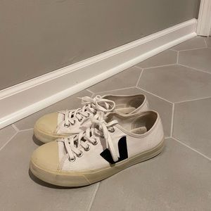 veja tennish shoes white and black